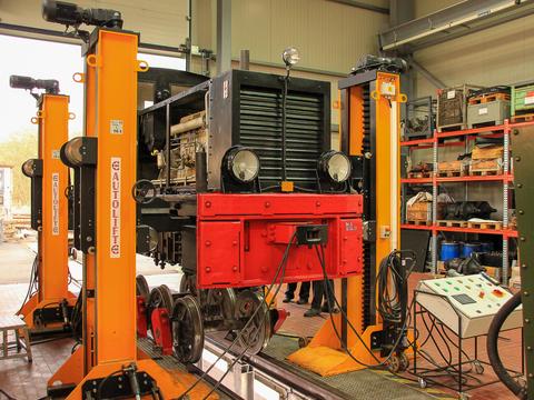 Die vom IVZ betreute Diesellok Köf 6001II befand sich im November zur Fahrwerks­un­tersuchung in der Lokwerkstatt der SOEG in Zittau, hier am 14. No­vember 2020 auf der Hubbockanlage.