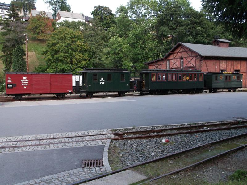 Die vier Wagen, die in den vergangenen Jahren in Rittersgrün eine Aufarbeitung erhalten haben, repräsentieren vier Epochen sächsischer Eisenbahngeschichte