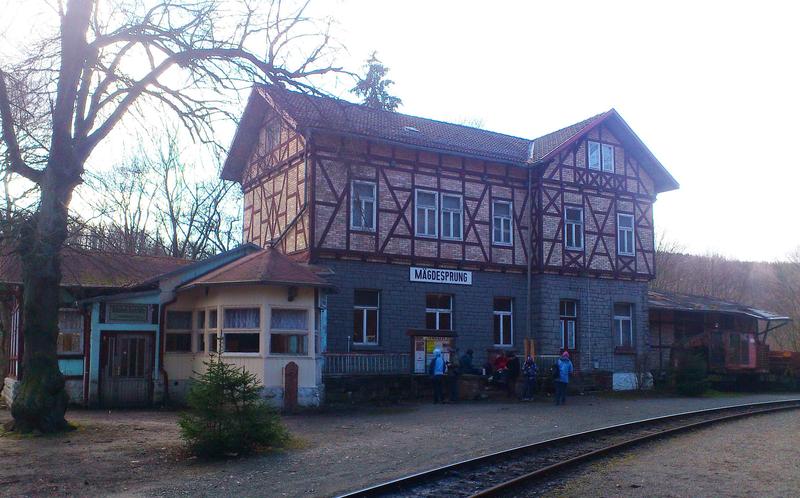 Der Bahnhof Mägdesprung, vor 125 Jahren eröffnet, fristet seit einigen Jahren einen Dornröschenschlaf und wartet auf neue Belebung, nachdem auch die Gaststätte geschlossen wurde. Der seitliche Anbau wurde im September 2012 abgebrochen, da er einsturzgefährdet war.