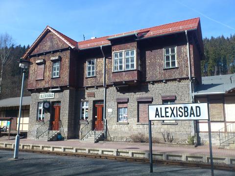 Am Bahnhof Alexisbad gibt es sichtbare Zeichen von Erhaltungsmaßnahmen – neue Dacheindeckung und teilweise neue Fenster im Erdgeschoß. Jedoch gibt die abblätternde Farbe an der Holzverkleidung dem Gebäude eher einen verwahrlosten Eindruck.