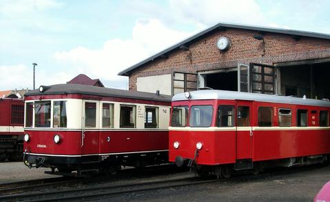 Die beiden Gasttriebwagen T 42 von der Museumsbahn Bruchhausen-Vilsen – Asendorf und T 102 der Selfkantbahn am 6. Juli vor dem Lokschuppen Nordhausen.