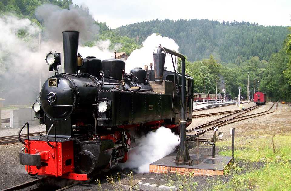 Die Gastlok Nr. 105, baugleich mit der HSB-Mallet 99 5906, war vor Sonderzügen, aber auch als Vorspannlok vor planmäßigen Leistungen auf dem Streckennetz im Harz zu erleben.
Hier beim Wassernehmen im Bahnhof Eisfelder Talmühle am 29. Juli.