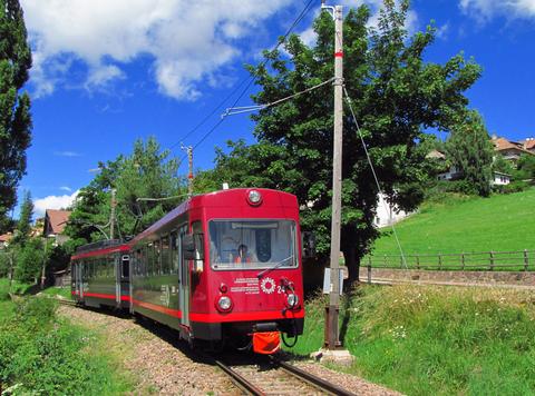 Typisch für die Rittnerbahn heute sind die hölzernen Fahrleitungsmasten und die Triebwagengarnituren der Trogenerbahn in der Schweiz. Kurz vor der Haltestelle Linzbach endet die Bebauung der Ortschaft Oberbozen.