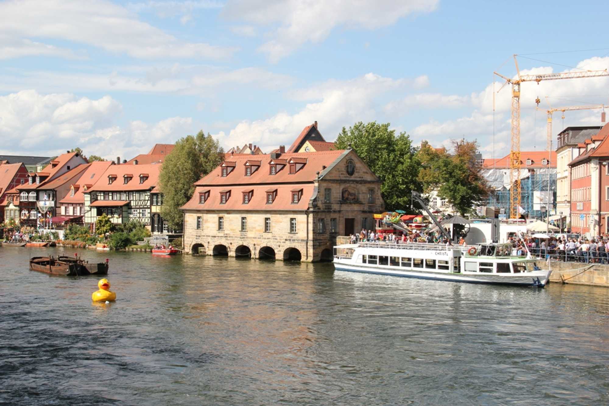 Vom Anleger Kranen, mitten in der Altstadt Bambergs gelegen, beginnen die Schiffahrten über Regnitz und Main-Donau-Kanal, entlang der Altstadt und des Gartenschaugeländes.