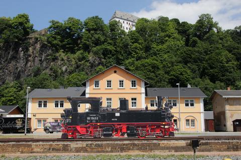 Zum Bahnhofsfest am 7. und 8. Juli 2012 kam eine IV K zurück nach Wolkenstein! Zwar in der richtigen Größe, aber nur als Silhouette erinnert sie jetzt hier am einstigen Ausgangspunkt der Preßnitztalbahn an die Schmalspurbahn nach Jöhstadt.