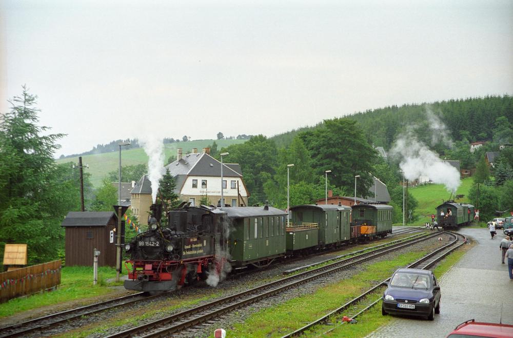Am 23. Juli 1997 entstand dieses Bild vom letzten Zug der Festwoche „100 Jahre Cranzahl – Oberwiesenthal“, mit dem die letzten Gastfahrzeuge einschließlich der Lokomotive nach Hammerunterwiesenthal überführt wurden. Von dort ging es dann mit dem Tieflader nach Jöhstadt.