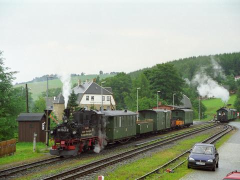 Am 23. Juli 1997 entstand dieses Bild vom letzten Zug der Festwoche „100 Jahre Cranzahl – Oberwiesenthal“, mit dem die letzten Gastfahrzeuge einschließlich der Lokomotive nach Hammerunterwiesenthal überführt wurden. Von dort ging es dann mit dem Tieflader nach Jöhstadt.
