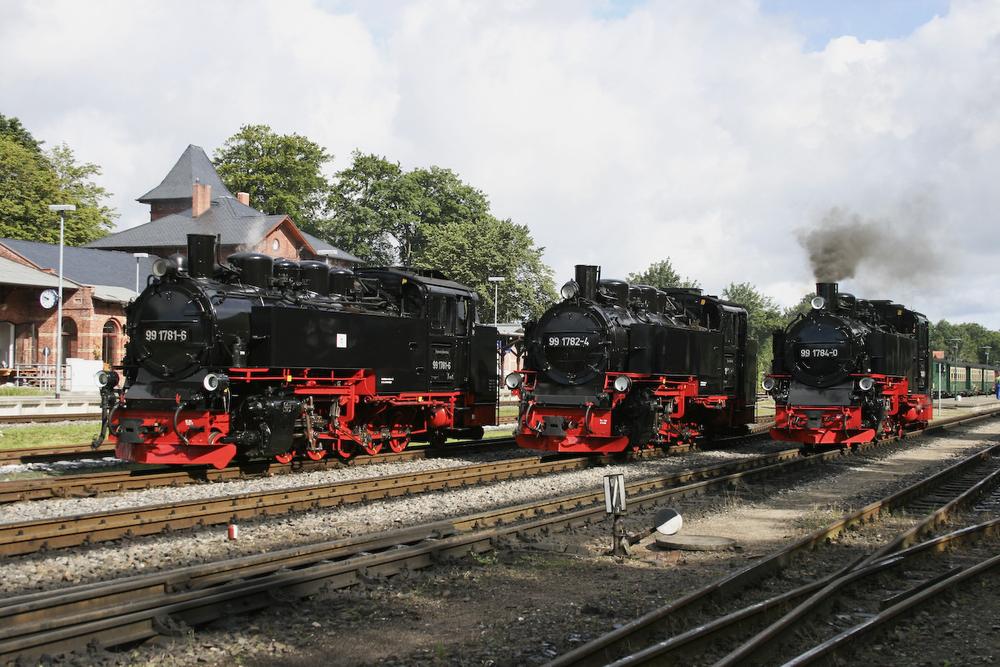 Die drei „Rügen-Bullen“ der Baureihe 99.77-79 („VII K-Neubau“) nahmen im Juli nach Rückkehr von 99 1784-0 aus Meiningen auf dem Bahnhofsgelände in Putbus Aufstellung.