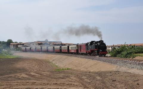 Ein Zug mit Lok 99 2322-8 passiert den sanierten Bahndamm bei Fulgen am 19. Juni.