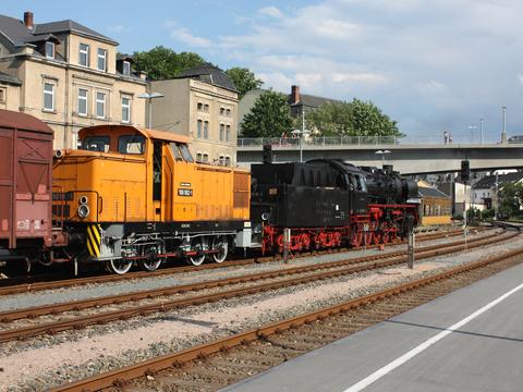 Nach den anstrengenden Bergfahrten zwischen Aue und Thalheim hat der Zug den Bahnhof Aue (Sachs) erreicht. Die VSE-Dampflok 50 3616-5 wird gleich abspannen, danach setzt die Diesellok um und bedient die Anschlußbahn zur Nickelhütte.