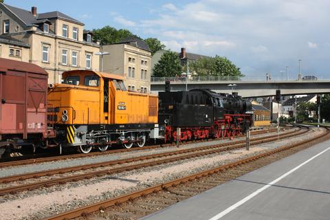 Nach den anstrengenden Bergfahrten zwischen Aue und Thalheim hat der Zug den Bahnhof Aue (Sachs) erreicht. Die VSE-Dampflok 50 3616-5 wird gleich abspannen, danach setzt die Diesellok um und bedient die Anschlußbahn zur Nickelhütte.
