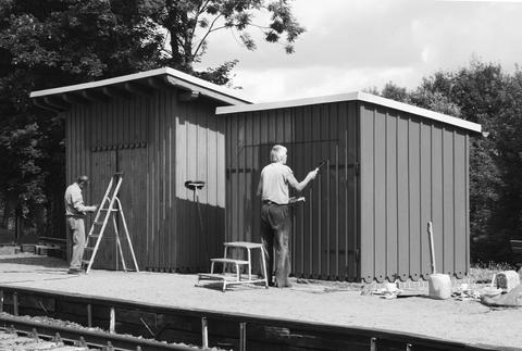 Am 10. Juli 2012 beschäftigten sich die Arbeitskräfte des Vereins von Kommunal-Kombi und AGH mit der Erneuerung des Anstrichs der Walthersdorfer Wartehalle und des Kurbelwerksgebäudes. Axel Schlenkrich beobachtete die Arbeiten mit seiner Kamera.