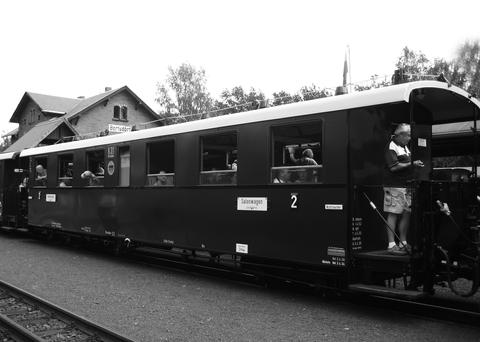 Die 1982 in Perleberg modernisierten 974-123 (nicht im Bild) und 970-007 ließ die SOEG in den vergangenen Monaten weitestgehend in ihren Ursprungszustand zurückversetzen. Der 2.-Klasse-Wagen kommt nun als „Salonwagen“ zum Einsatz.