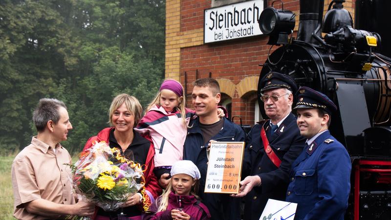 In Steinbach wurde Tanja Gotthilf-Schmidt als 600.000ster Fahrgast bei der Preßnitztalbahn seit 1993 beglückwünscht.