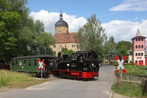 99 4511-4 erstmalig zu Gast auf der Döllnitzbahn, hier mit einem Zug in der Nähe des Mügelner Schlosses.