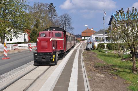 V10C 199 016-7 hält am 23. April 2012 mit einen Planzug am neuen Bahnsteig in Kühlungsborn Mitte.