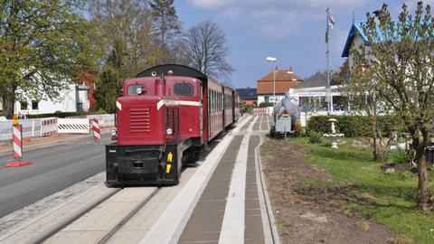 V10C 199 016-7 hält am 23. April 2012 mit einen Planzug am neuen Bahnsteig in Kühlungsborn Mitte.