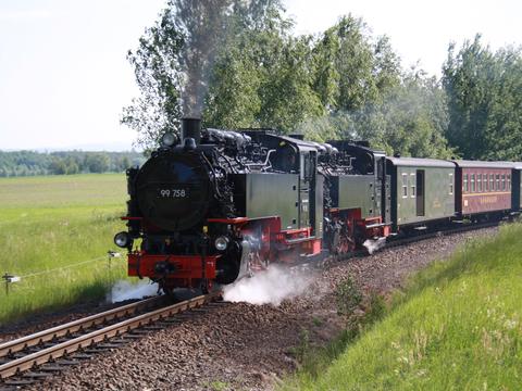 Bei der SOEG absolvierte 99 758 nach erfolgter HU am 24. Mai 2012 ihre Lastprobefahrt vor 99 731 und deren Zug Nr. P202, hier von André Hohlfeld bei Bertsdorf fotografiert.