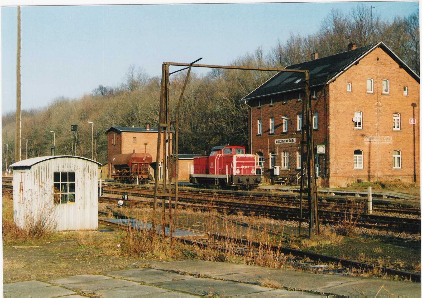 Am 30. Dezember 1998 holt 345105 einen Kohlewagen in Markersdorf-Taura ab, um als CB 66533 nach Chemnitz zu fahren.