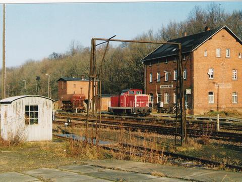 Am 30. Dezember 1998 holt 345105 einen Kohlewagen in Markersdorf-Taura ab, um als CB 66533 nach Chemnitz zu fahren.