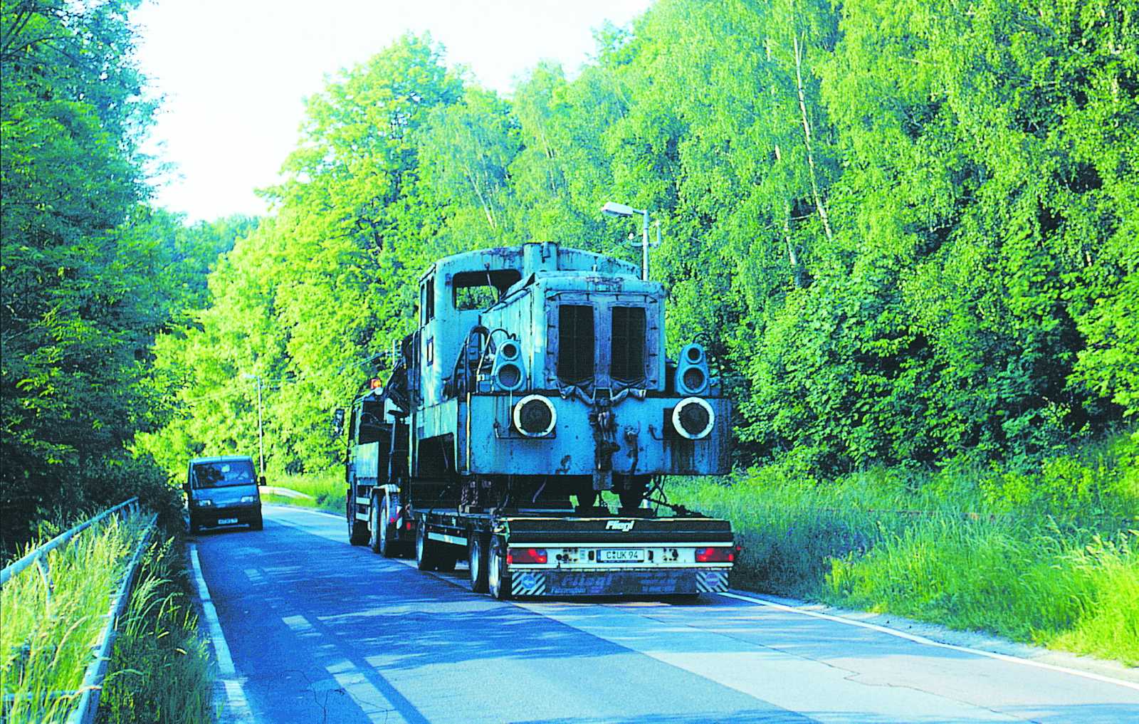 Am 30. Mai 2002 rollte der Loktransport mit V 22 B von Chemnitz-Glösa nach Markersdorf-Taura, hier im Bereich des Steinbruchs Markersdorf.