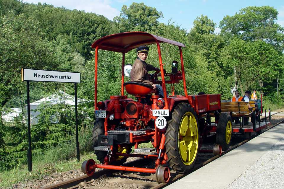 Am sonnigen Abend des 20. Juni 2009 erreicht der Draisinenzug mit Zweiwegetraktor „Paul“ den Hp Neuschweizerthal.