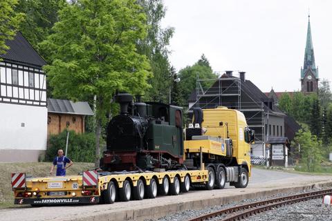 „Anlieferung“ der I K Nr. 54 mit dem Tieflader der PRESS in Hammerunterwiesenthal.