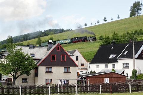 Ein besonders krasser Gegensatz - I K Nr. 54 als „Vorspann-Lok“ vor einer VII K auf der Fichtelbergbahn.