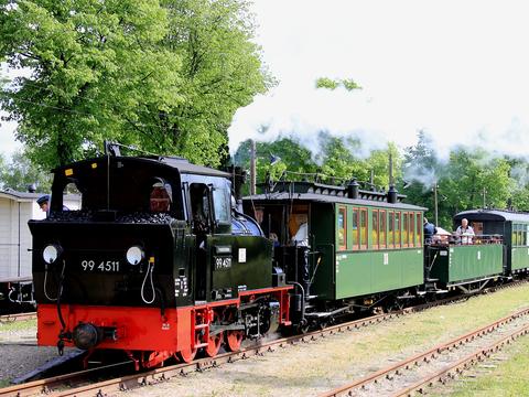 99 4511 der Preßnitztalbahn im Bahnhof Mesendorf. Gleich hinter der Lok im Zug der Oberlichtwagen 970-751, der ebenfalls aus Jöhstadt zum Pollo überführt wurde.