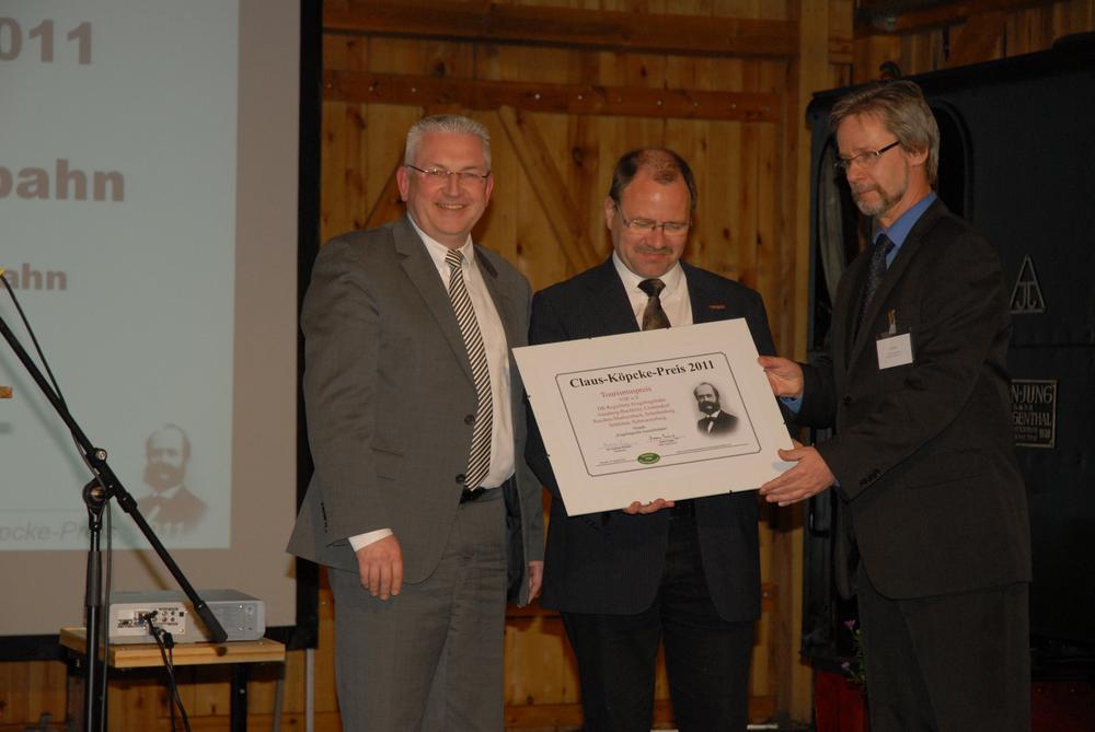 Landestourismusverbandsdirektor Manfred Böhme (links) überreichte Lutz Mehlhorn von der Erzgebirgsbahn und Jürgen Fischer vom VSE am 20. April den Claus-Köpcke-Tourismuspreis 2011.