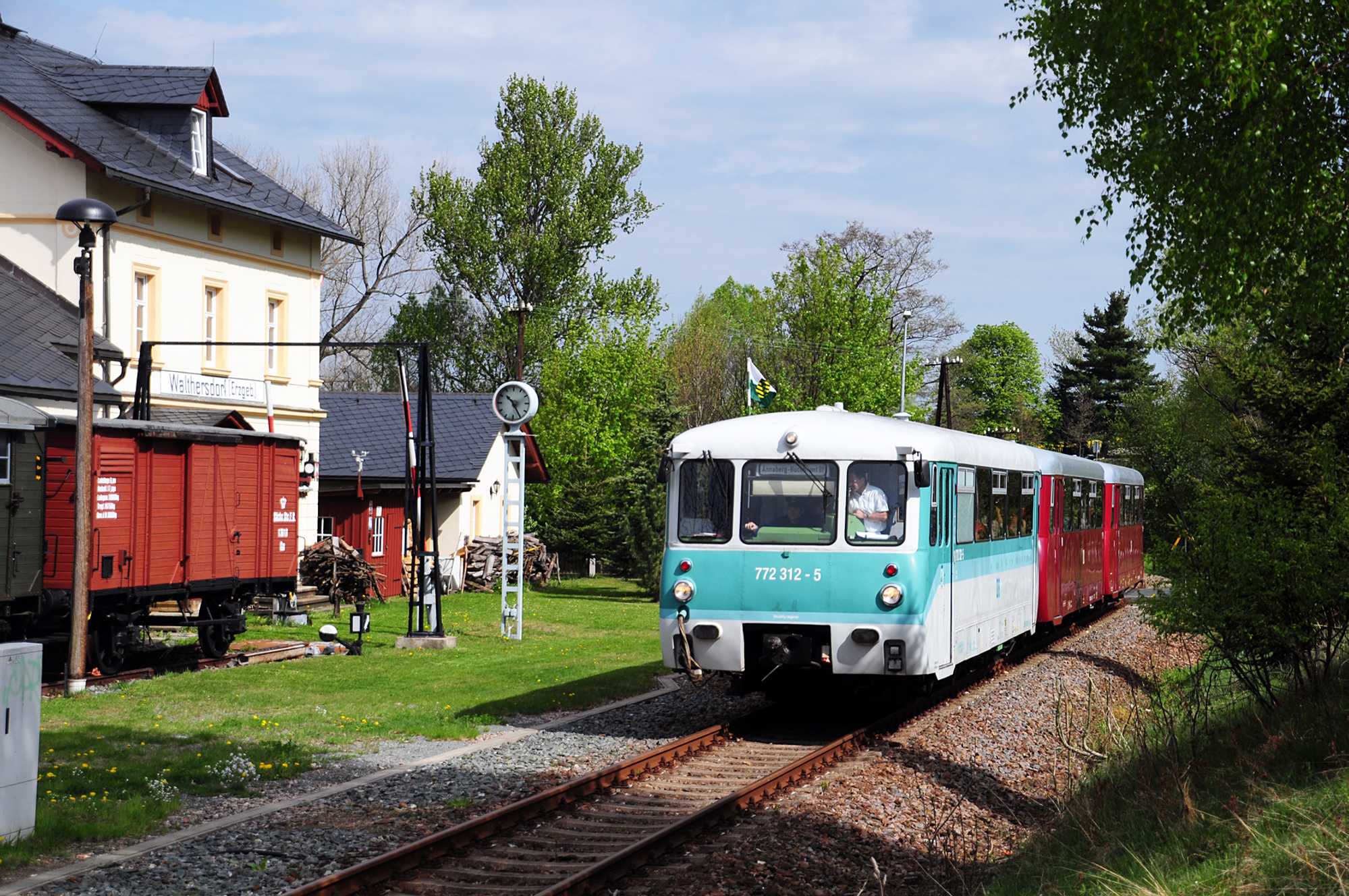 Am 5. Mai passierte der Zug der Erzgebirgischen Aussichtsbahn den Bahnhof Walthersdorf.