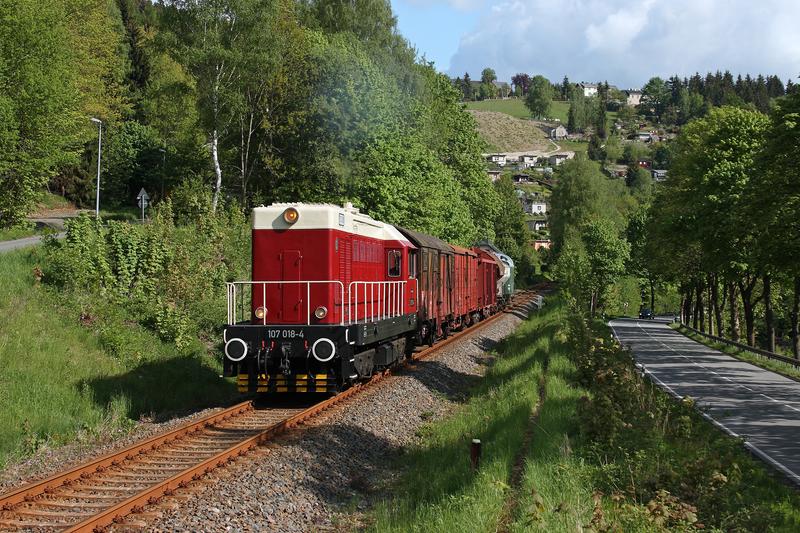 Der von 107 018 geführte Foto-DGS 91083 am 17. Mai zwischen Erla und Antonsthal auf dem Weg nach Johanngeorgenstadt.