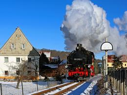 Winter – Sonne – Dampf! In dieser Traumkombination traf Michael Fichte den von 99 1793-1
geführten P 5000 nach Kipsdorf am 21. Januar kurz vor dem Bahnhof Obercarsdorf