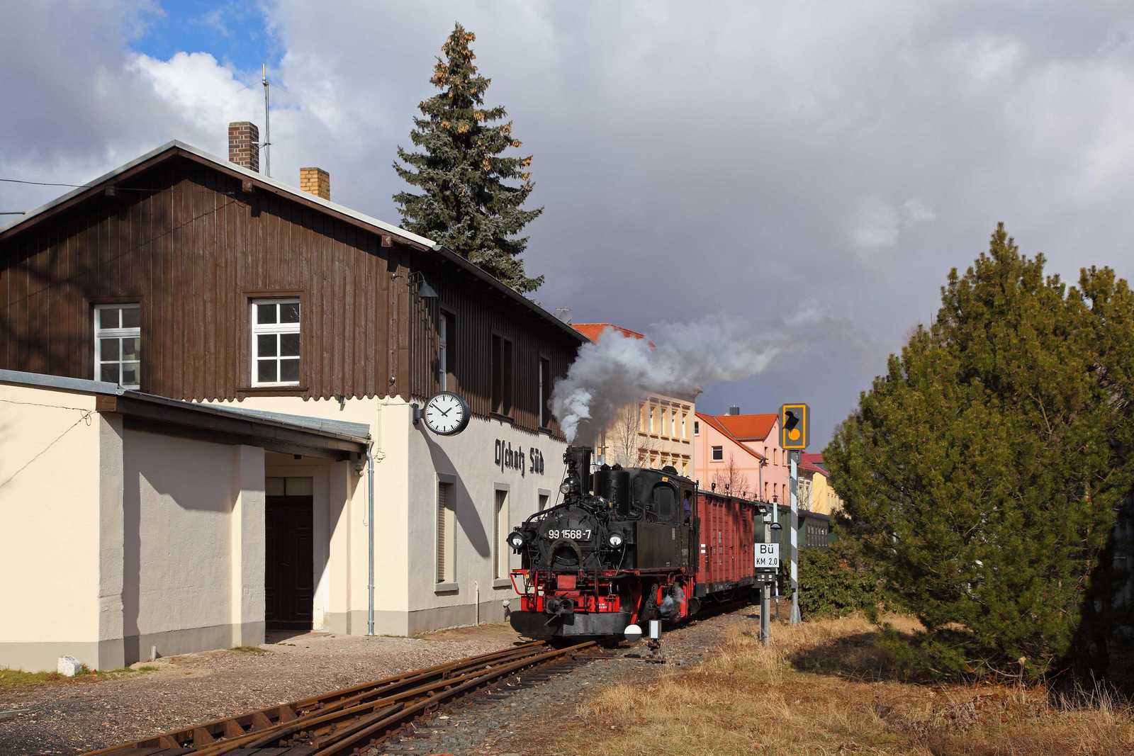 99 1568-7 der Preßnitztalbahn mit ihrem Sonderzug am 26. Februar 2012 auf der Döllnitzbahn in der Einfahrt von Oschatz Süd.