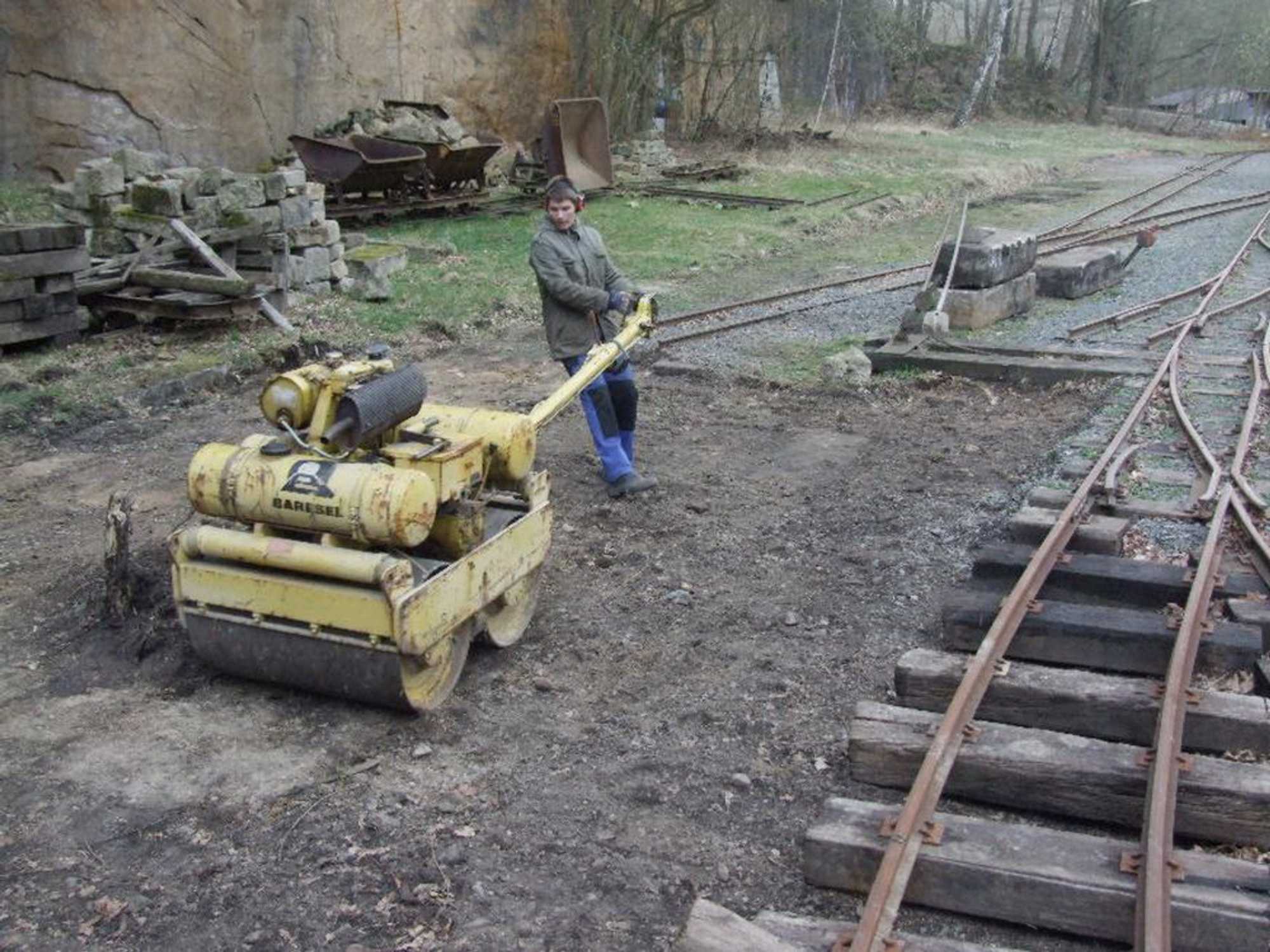 Mit „schwerem Gerät“ bereiteten die Mitglieder des Vereins „Historische Feldbahn Dresden e.V.“ im März in der Herrenleite bei Pirna den Untergrund für die Verlegung neuer Gleise.