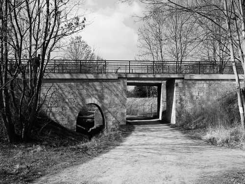 Die Reste der Brücke über den Dürrebach in Weimar Nord.