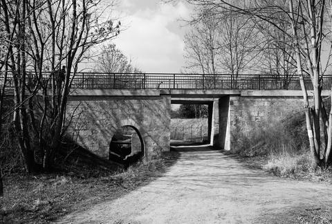 Die Reste der Brücke über den Dürrebach in Weimar Nord.