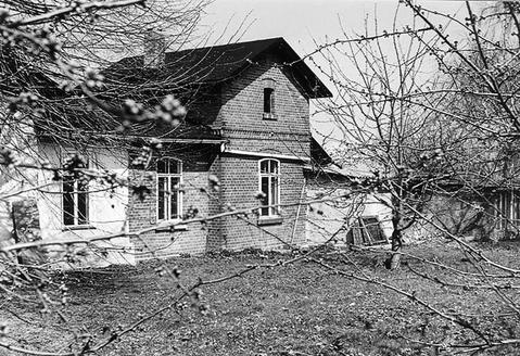 Das inzwischen abgerissene Wohlsborner Stationsgebäude – Zustand 1996. Der abgebildete Anbau von 1900 diente als Wohntrakt. Zum Ensemble gehörte ein Stall, Garten und Brunnen.