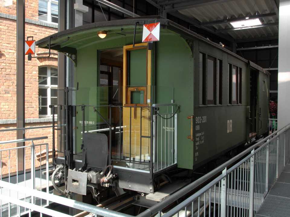Die Spreewaldbahn-Dampflok 99 5703 sowie der kombinierte Sitz-/Gepäckwagen 903-201 können seit 31. März im Spreewald-Museum Lübbenau besichtigt werden. Der zweiachsige Wagen befindet sich dabei genau über der Lokomotive.