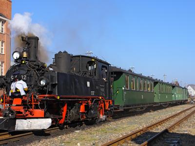 Am 17. März 2012 war die IV K 99 582 im Rahmen der alljährlichen Teddybärfahrten zwischen Stützengrün und Schönheide unterwegs, das Bild zeigt den Museumszug in Stützengrün.