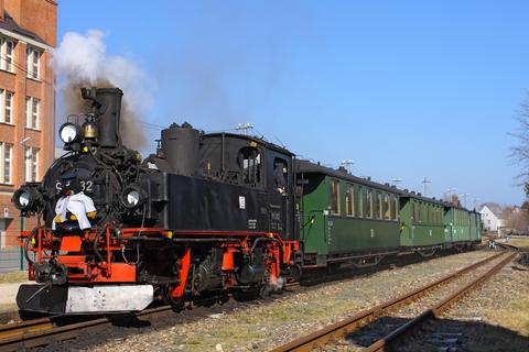 Am 17. März 2012 war die IV K 99 582 im Rahmen der alljährlichen Teddybärfahrten zwischen Stützengrün und Schönheide unterwegs, das Bild zeigt den Museumszug in Stützengrün.