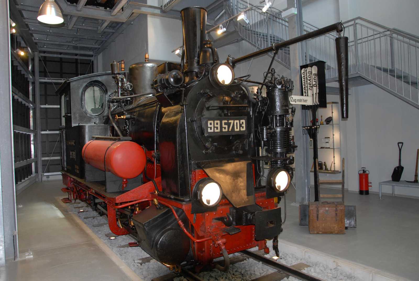 99 5703 kann seit Ende März im neu errichteten Anbau des Spreewald-Museums in Lübbenau besichtigt werden. Der kombinierte Sitz-/Gepäckwagen 903-201 der Spreewaldbahn steht über der Dampflok.