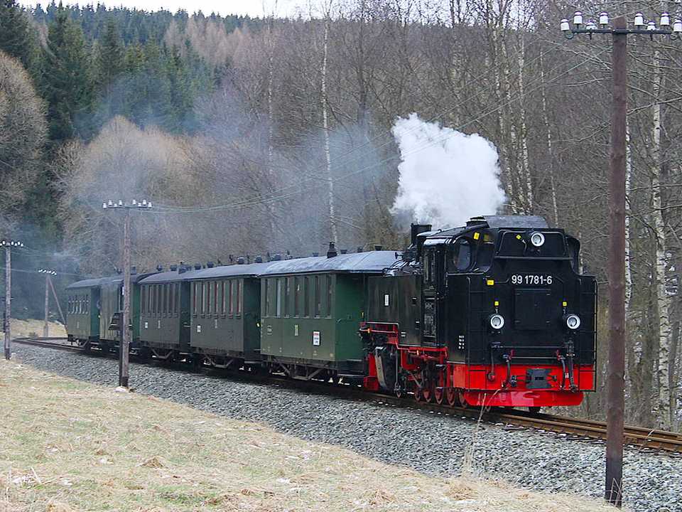 Zu Ostern übernahm 99 1781-6 der Rügenschen BäderBahn einen Zug im Zwei-Zug-Betrieb. Die Lok ist erst vier Monate zuvor von einer umfangreichen Wiederherstellung im Dampflokwerk Meiningen nach fast 20jähriger Abstellzeit wieder betriebsfähig zurückgekehrt.