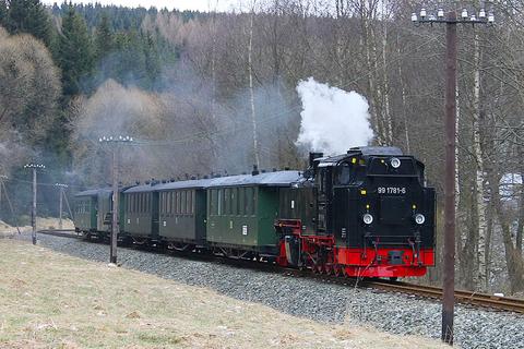 Zu Ostern übernahm 99 1781-6 der Rügenschen BäderBahn einen Zug im Zwei-Zug-Betrieb. Die Lok ist erst vier Monate zuvor von einer umfangreichen Wiederherstellung im Dampflokwerk Meiningen nach fast 20jähriger Abstellzeit wieder betriebsfähig zurückgekehrt.