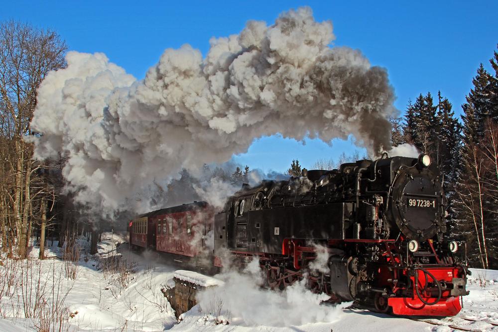 Am Nachmittag des 5. Februar 2012, bei -13 Grad Außentemperatur, beobachtete Jürgen Steimecke Lok 99 7238-1 der HSB mit einen Personenzug bei der Ausfahrt aus Drei-Annen Hohne in Richtung Brocken.