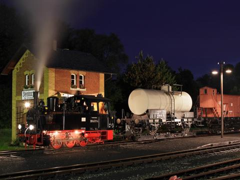 Güterverkehr auch in der Nacht - 99 4511-4 wartet mit ihrem Rollfahrzeugzug in Steinbach auf den Abfahrauftrag.