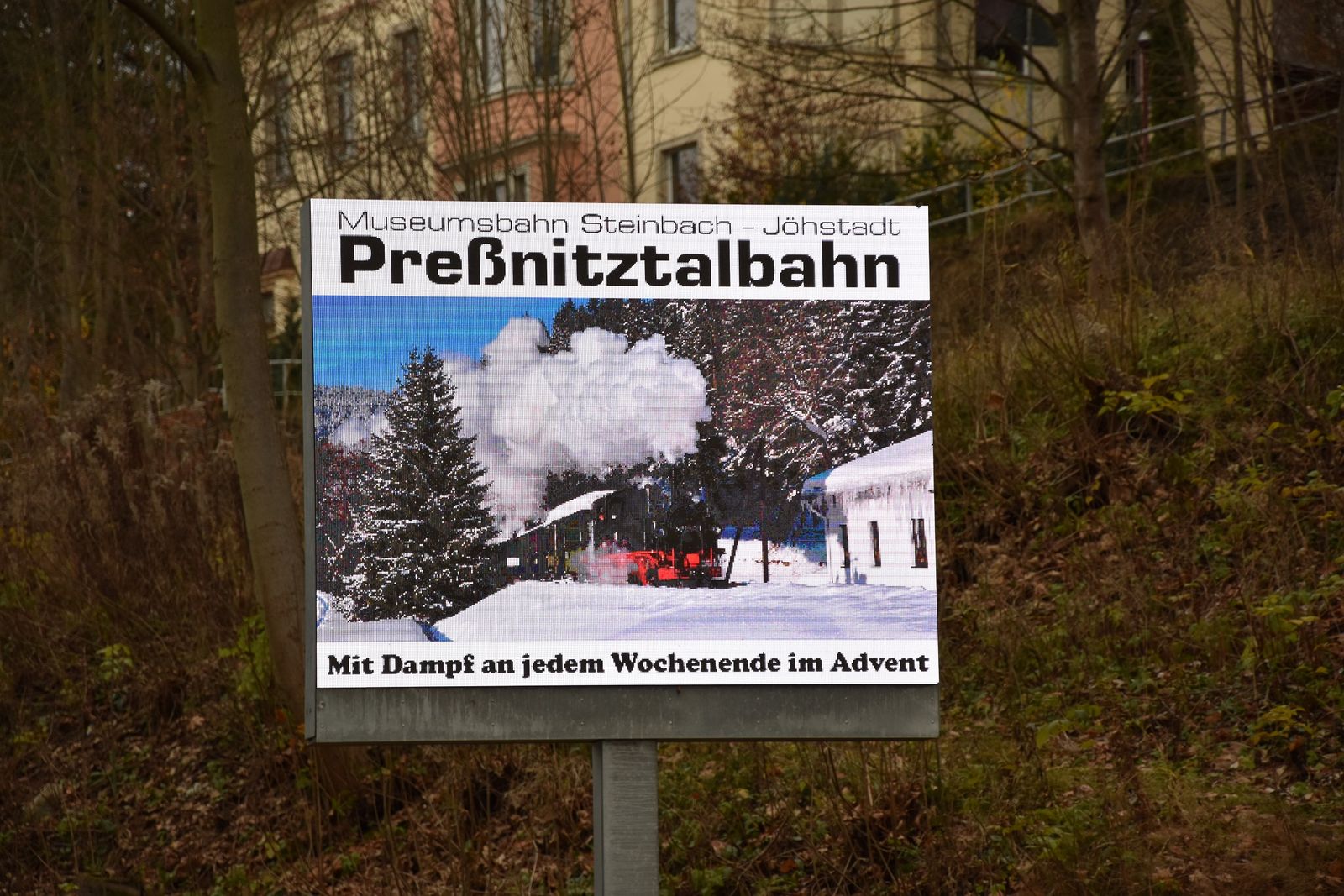 Auf den digitalen Werbetafeln im Stadtgebiet von Annaberg-Buchholz wird jetzt auch Werbung der Preßnitztalbahn angezeigt.