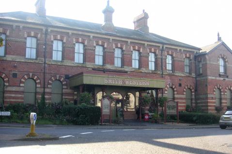 Das im Backsteinstil errichtete Bahnhofsgebäude von Tunbridge Wells West beherbergt heute ein Hotel und ein Restaurant sowie die Betriebsleitung der Spa Valley Railway.