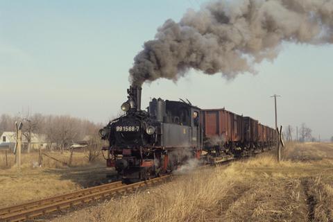 Am 25. Februar 1991 hatte 99 1568-7 der Deutschen Reichsbahn einen der damals noch regelmäßigen Güterzüge am Zughaken.