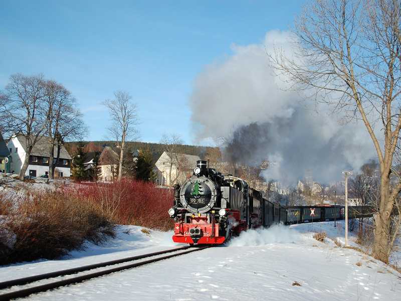 Auf der Fichtelbergbahn tragen die Lokomotiven der SDG seit vielen Jahren in der Adventszeit kleine Weihnachtsbäume an der Rauchkammertür. Am 28. Dezember 2011 nahm Andreas die damit an diesem Tag Vorspann leistende 99 785 bei Hammerunterwiesenthal auf.